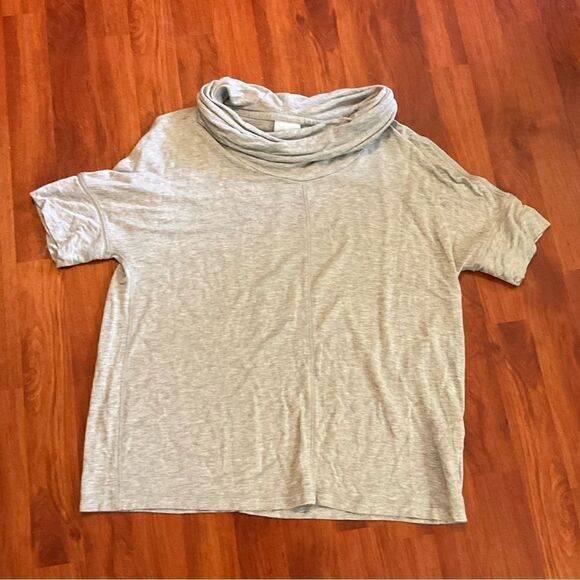 Women’s Sunday Gray short sleeve Crowl Neck top. Size medium - Picture 5 of 9